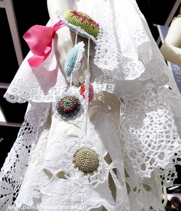 Abilmente: centrini e filati colorati compongono gli abiti da sposa ideati da Luisa De Santi