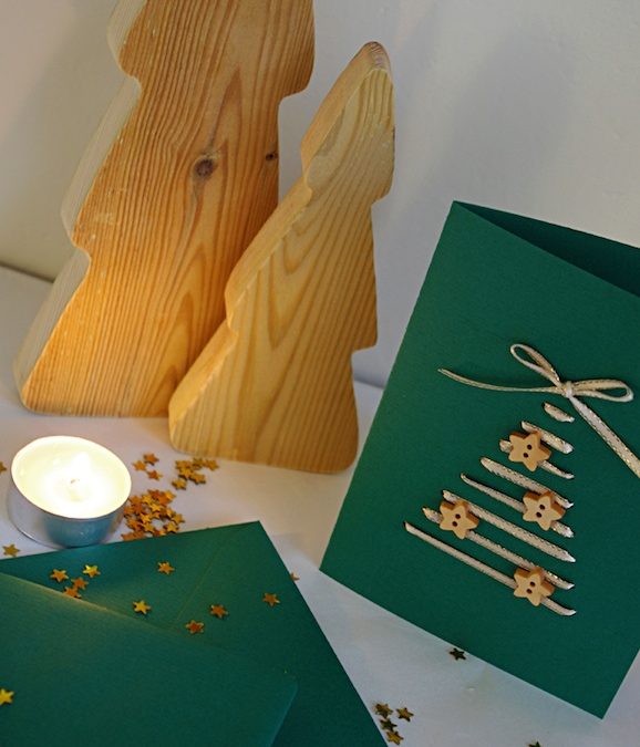 Come fare un biglietto di Natale con nastri passati nella carta