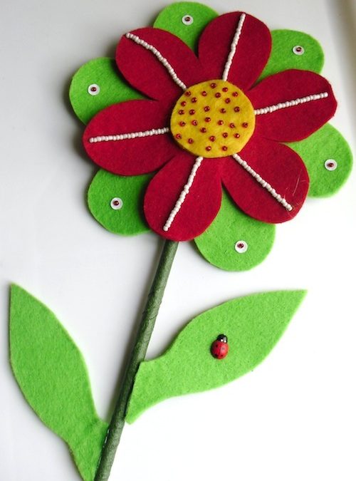 Decorazione per la casa: un maxi fiore in feltro