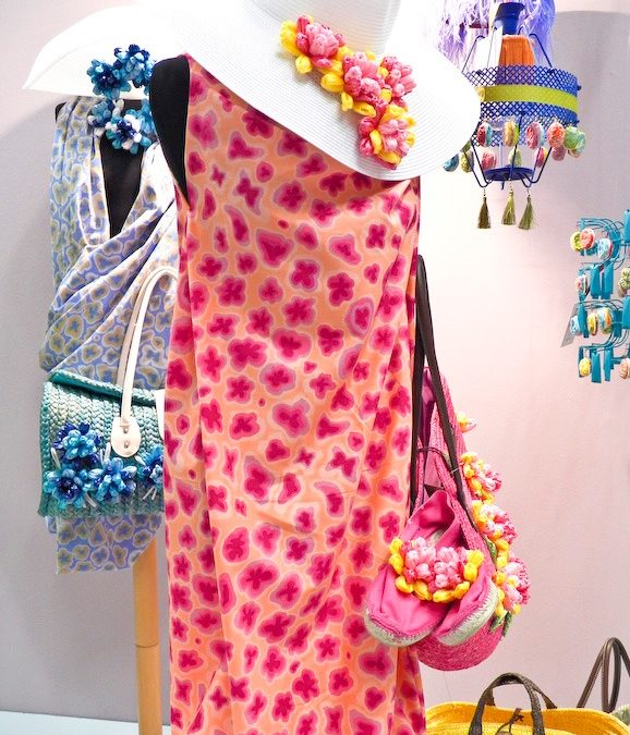 Borse di paglia e cappelli con fiori di rafia