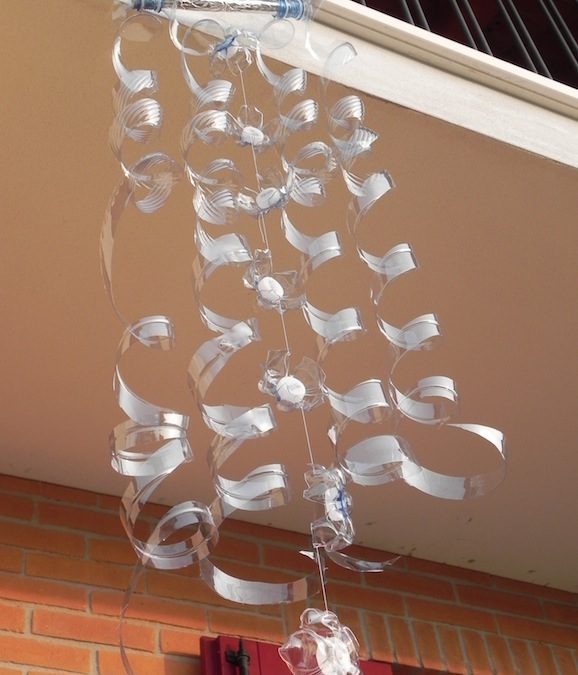 Riciclo: decorazione invernale di bottiglie di plastica