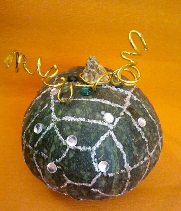 Decorazioni di Halloween: la zucca decorata con glitter e gemme